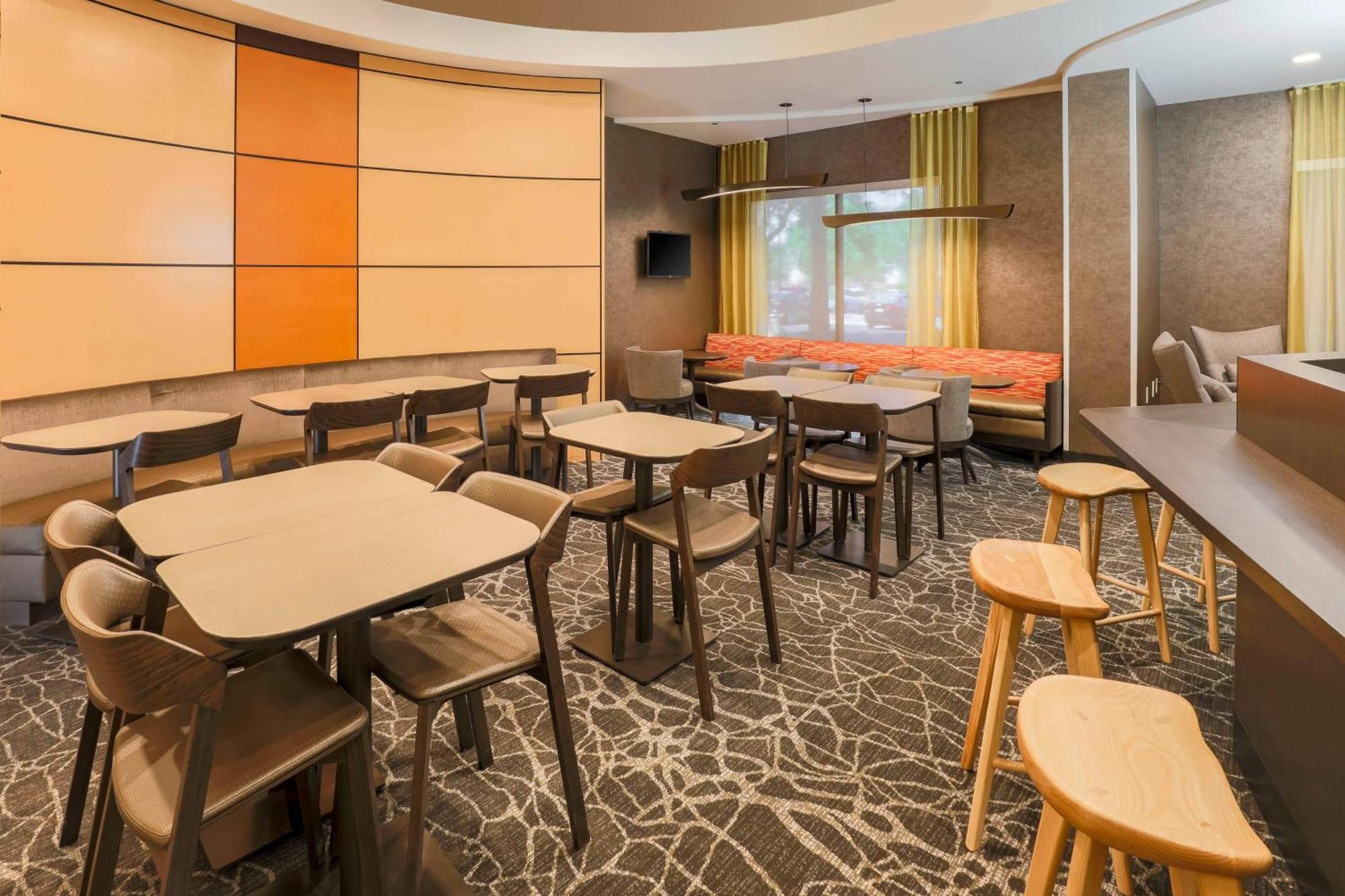 优马斯普林山套房酒店 外观 照片